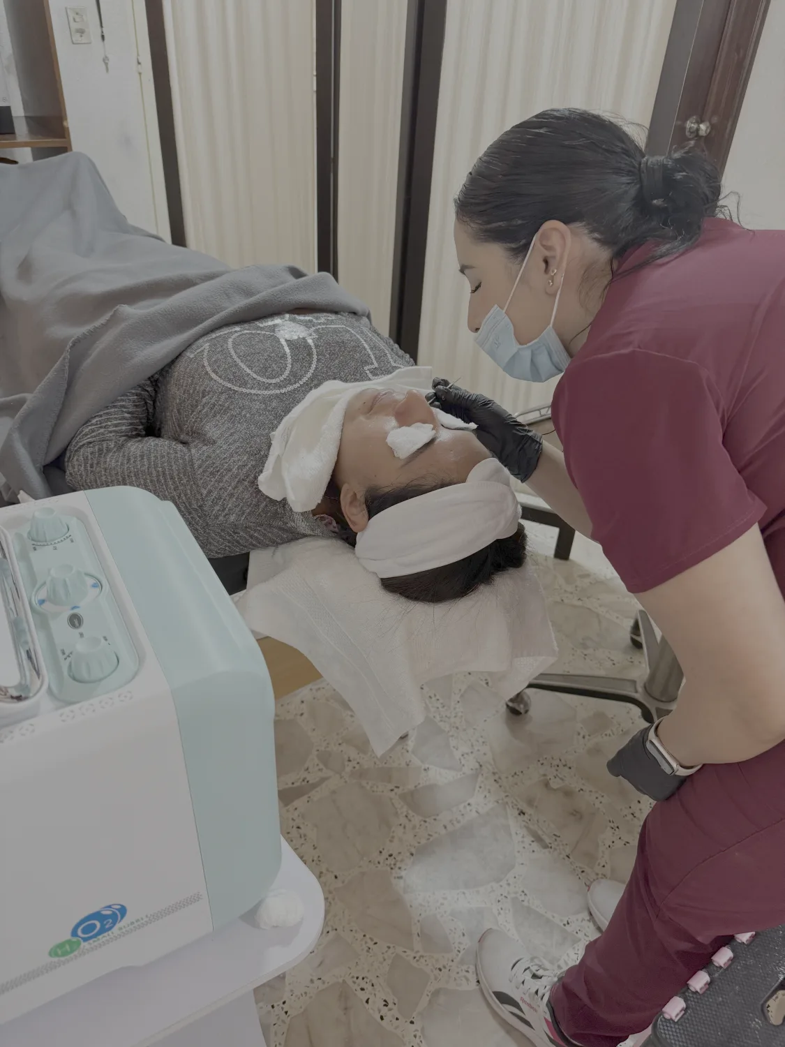 Tratamiento facial Hydrafacial durante una sesión en Nyssa